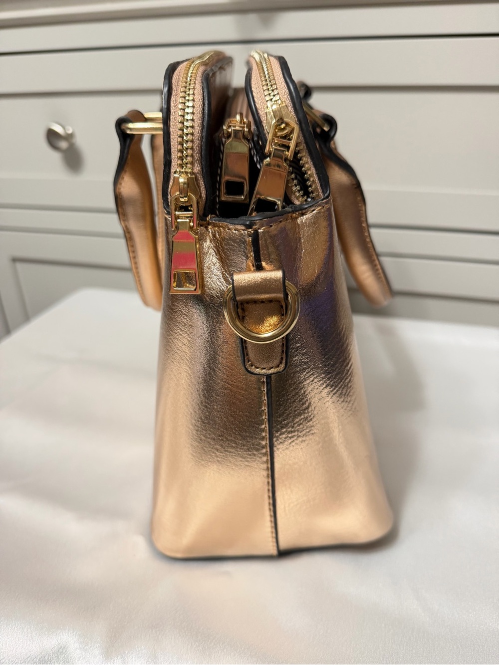 ✨ Gorgeous Metallic Gold Satchel Purse ✨ - Picture 2 of 16